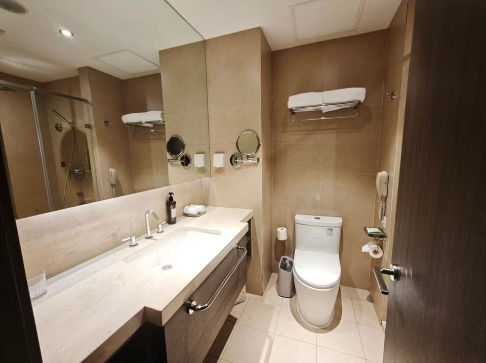 Superior Twin Room | Bathroom | Rainfall showerhead, free toiletries, hair dryer, towels