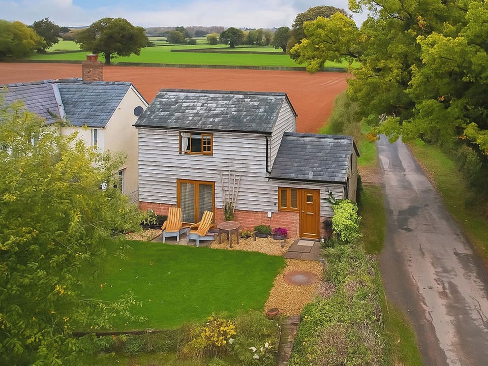 Archers Cottage is set down a country lane and surrounded by farmland | Archers Cottage, Leominster