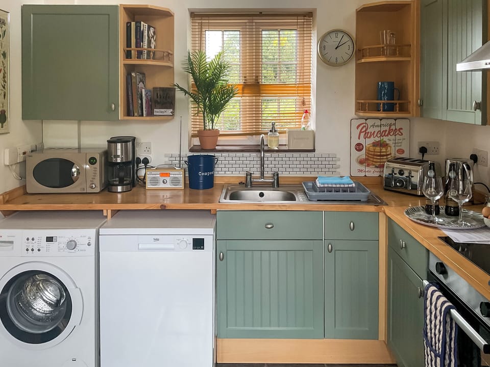 Fitted with a dishwasher, washing-machine, microwave, oven & hob, fridge-freezer | Archers Cottage, Leominster