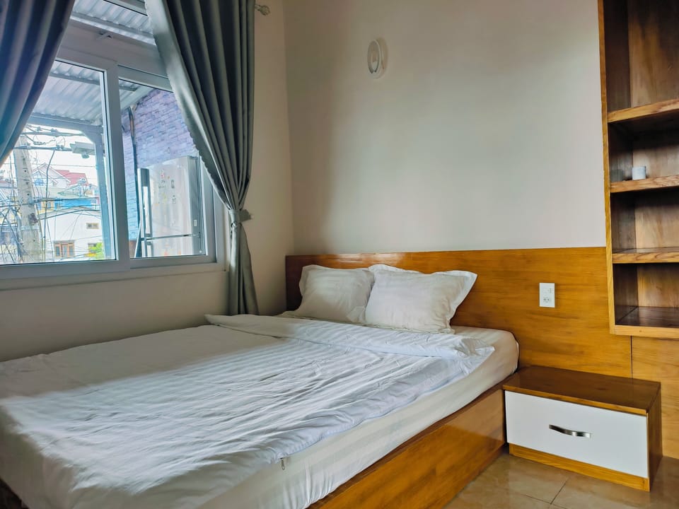 Laptop workspace, blackout drapes, iron/ironing board, free WiFi