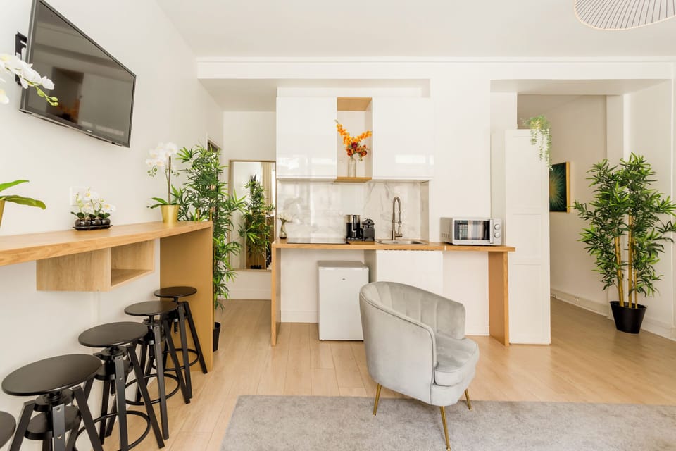 Apartment, City View | Private kitchen | Fridge, microwave, stovetop, electric kettle
