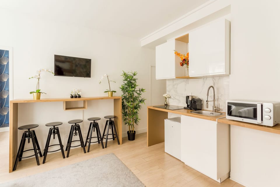 Apartment, City View | Private kitchen | Fridge, microwave, stovetop, electric kettle