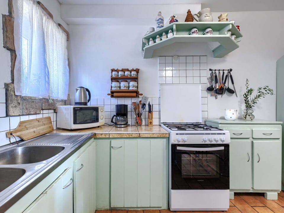 Kitchen, Kitchen Appliance, Major Appliance, Kitchen Stove, Interior Design, Countertop, Flooring, Gas Stove, Cabinetry, Stove
