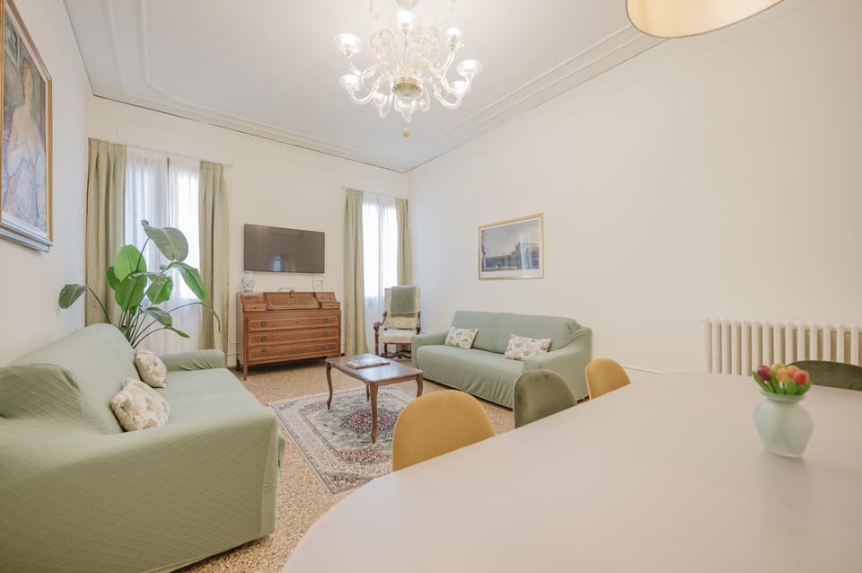 Comfort Apartment, Balcony, City View | Living area