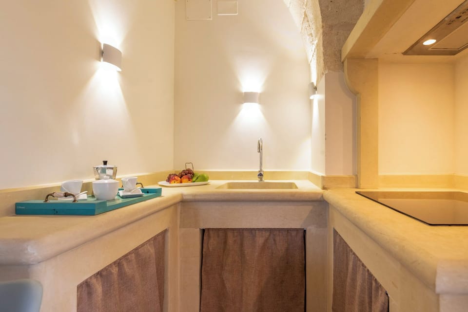Room, 1 Double Bed, Non Smoking, Courtyard View | Private kitchen