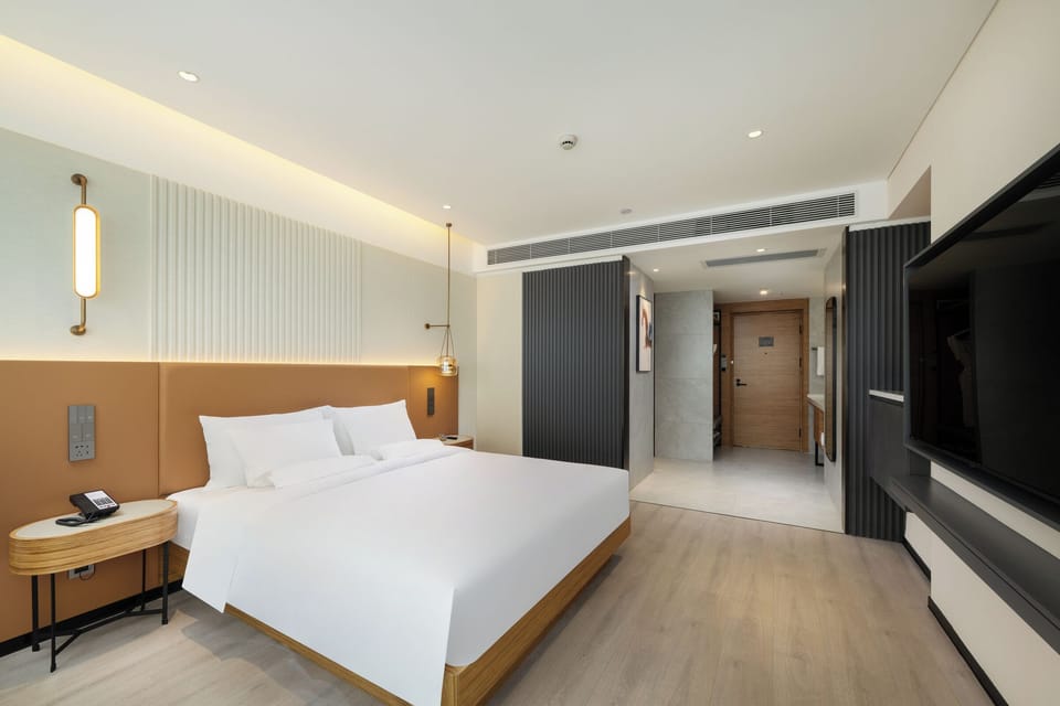 Executive Room, 1 King Bed | Down comforters, desk, blackout drapes, free cribs/infant beds
