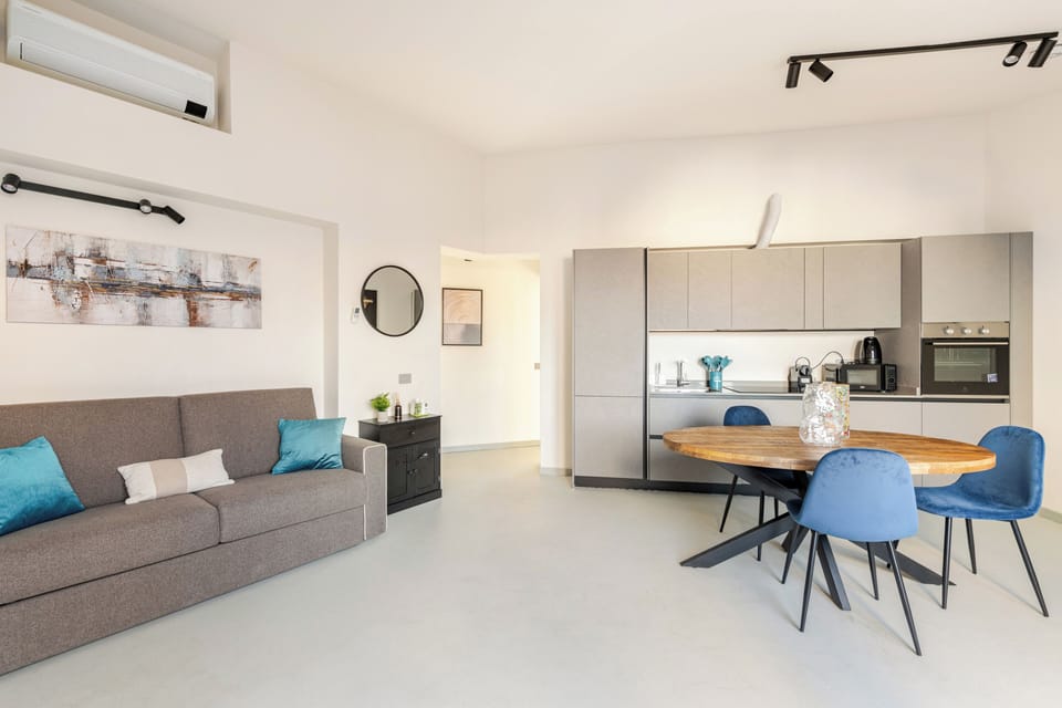 Suite, City View | Living area