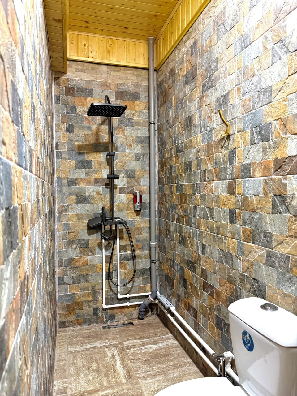 Luxury Suite | Bathroom | Shower, towels, soap, shampoo