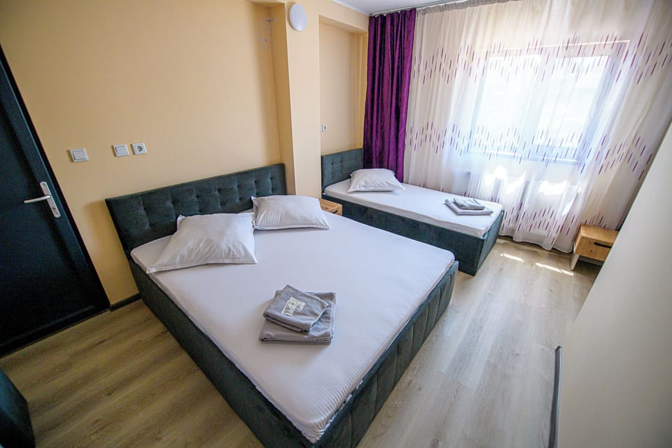 Room | Desk, free WiFi