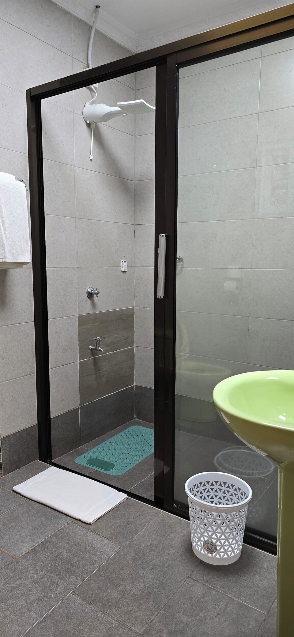 Shower, hair dryer, bathrobes, slippers