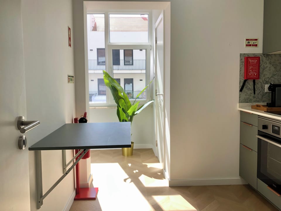 Cozinha moderna e luminosa, totalmente equipada. Comunica com a sala de jantar