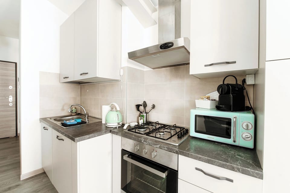 Apartment, City View | Private kitchen | Stovetop, electric kettle, toaster, cookware/dishes/utensils