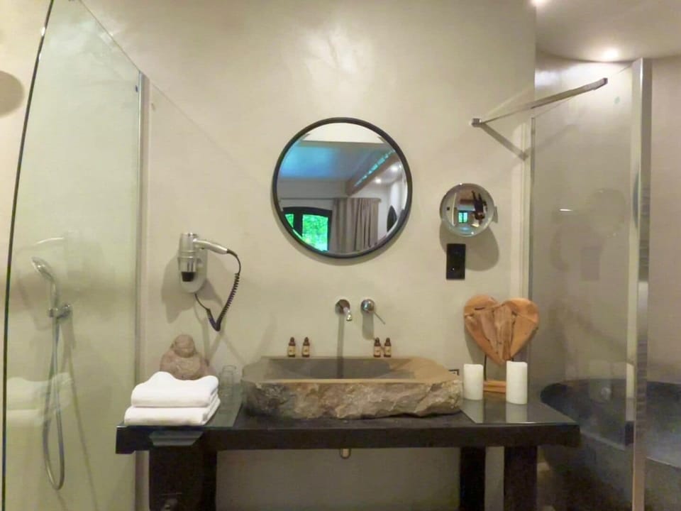 Superior Room, Patio, Garden View | Bathroom | Bathrobes