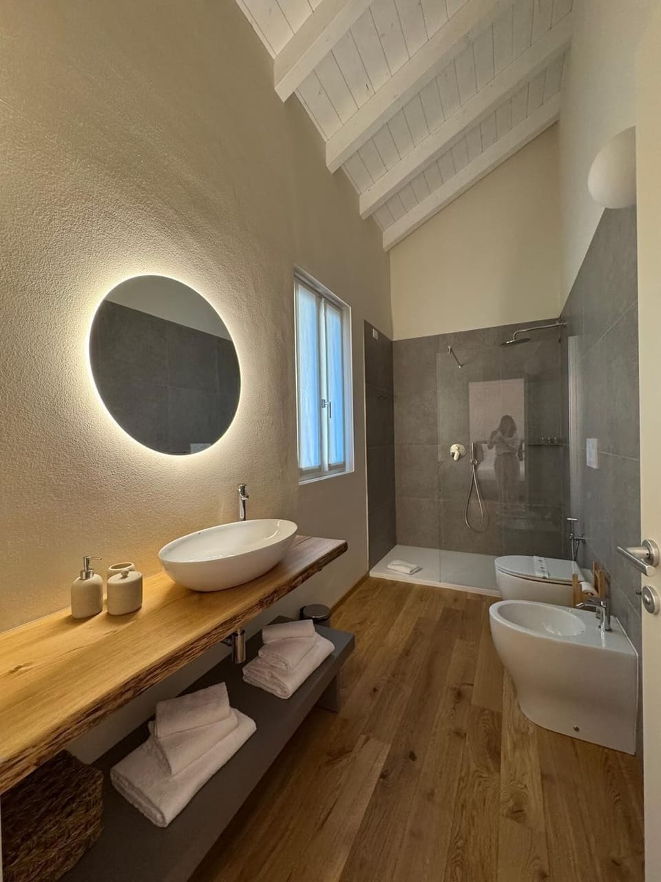 Deluxe Room, Non Smoking, Private Bathroom | Bathroom | Shower, hair dryer, bidet, towels