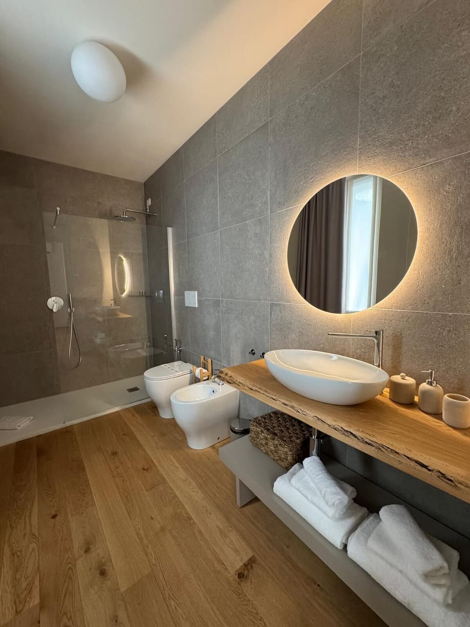 Room, 1 Queen Bed, Non Smoking, Private Bathroom | Bathroom | Shower, hair dryer, bidet, towels