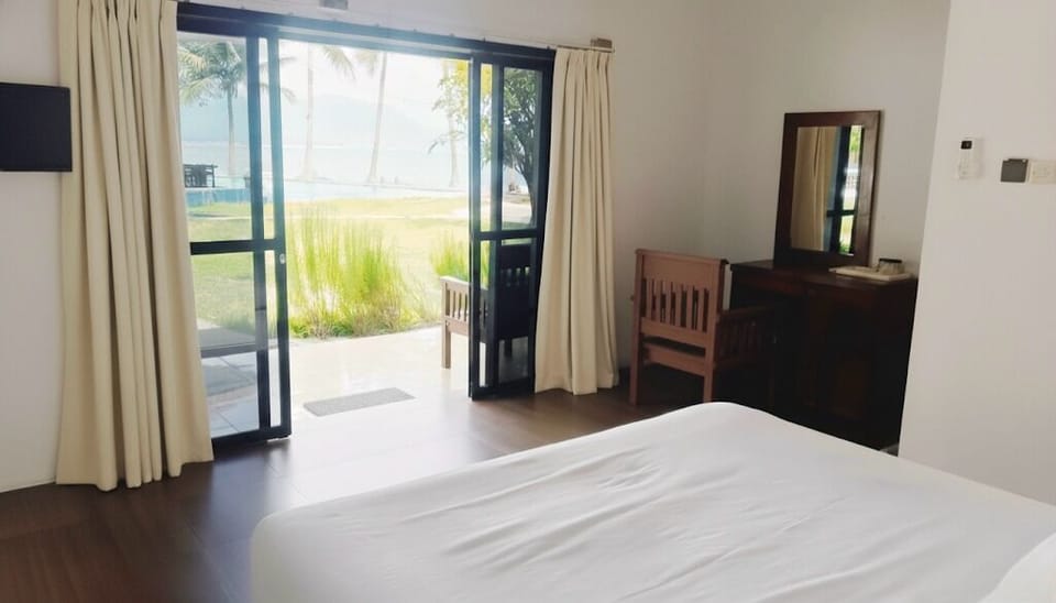 Classic Double Room, Balcony, Beach View | Free WiFi, bed sheets