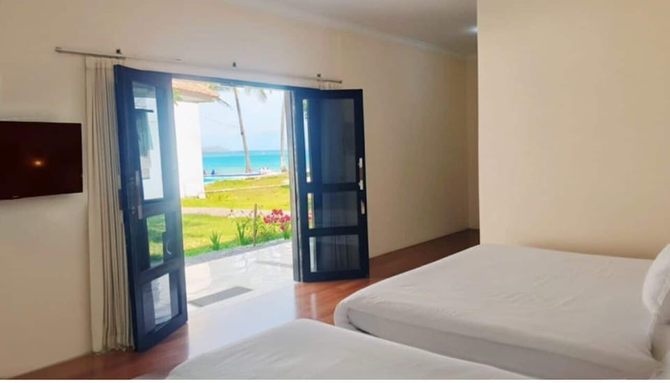 Classic Quadruple Room, Balcony, Beach View | Free WiFi, bed sheets