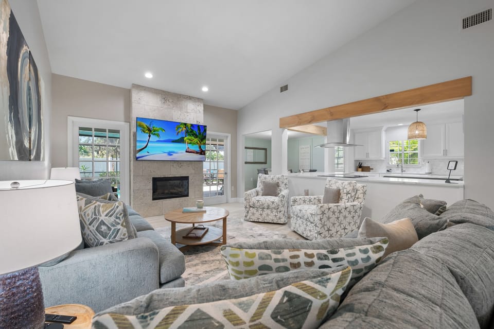 Open floorplan living room, kitchen, and dinning