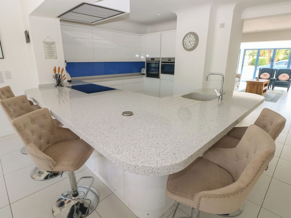 Cottage | Private kitchen | Dishwasher, cookware/dishes/utensils