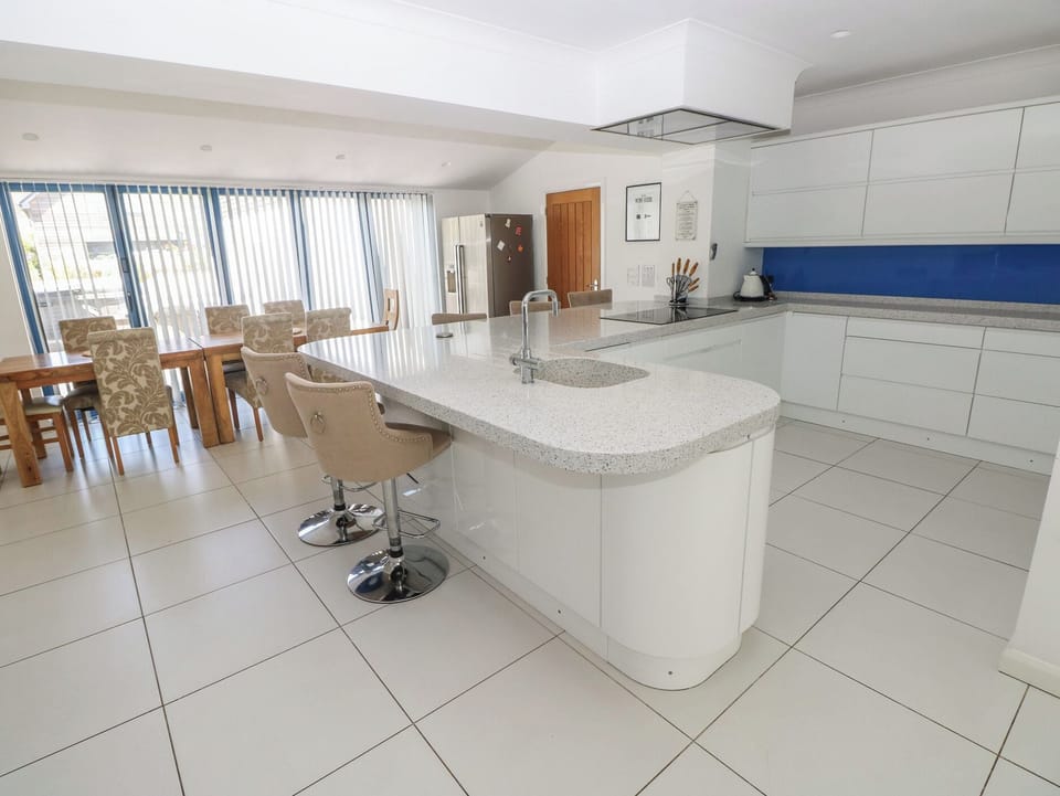 Cottage | Private kitchen | Dishwasher, cookware/dishes/utensils
