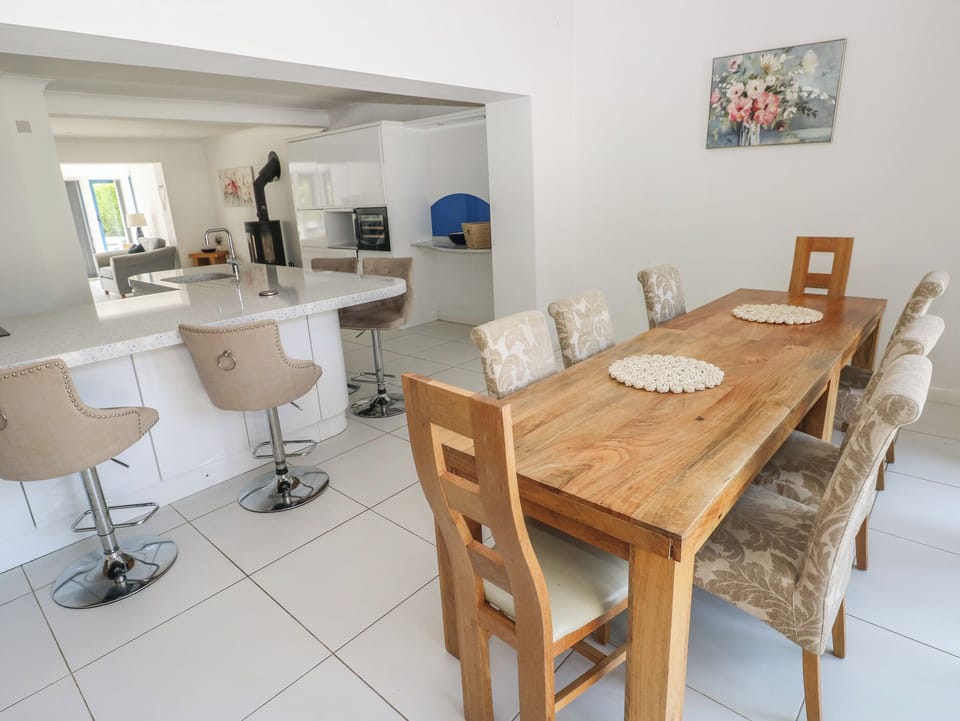 Cottage | Dining