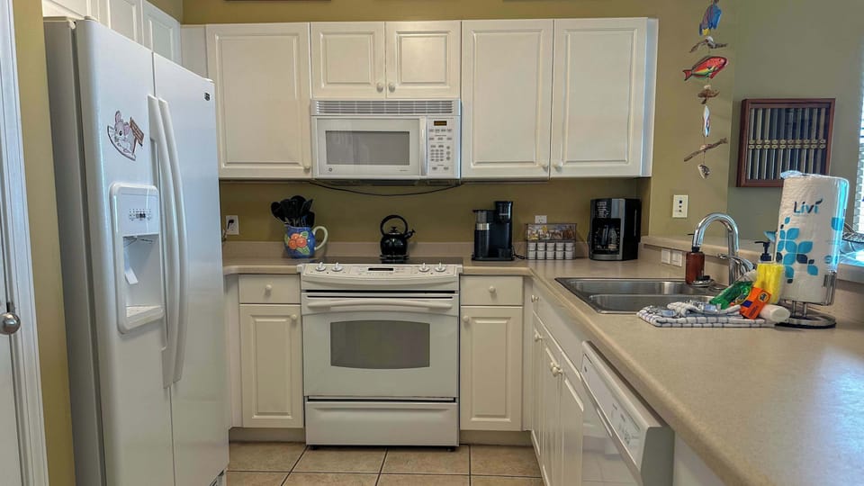 Condo, Multiple Beds, Balcony, Ocean View (Windemere 501) | Private kitchen