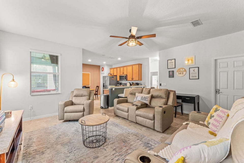 House, Multiple Beds, Pool Access, Pool View (Paradise Falls) | Living area