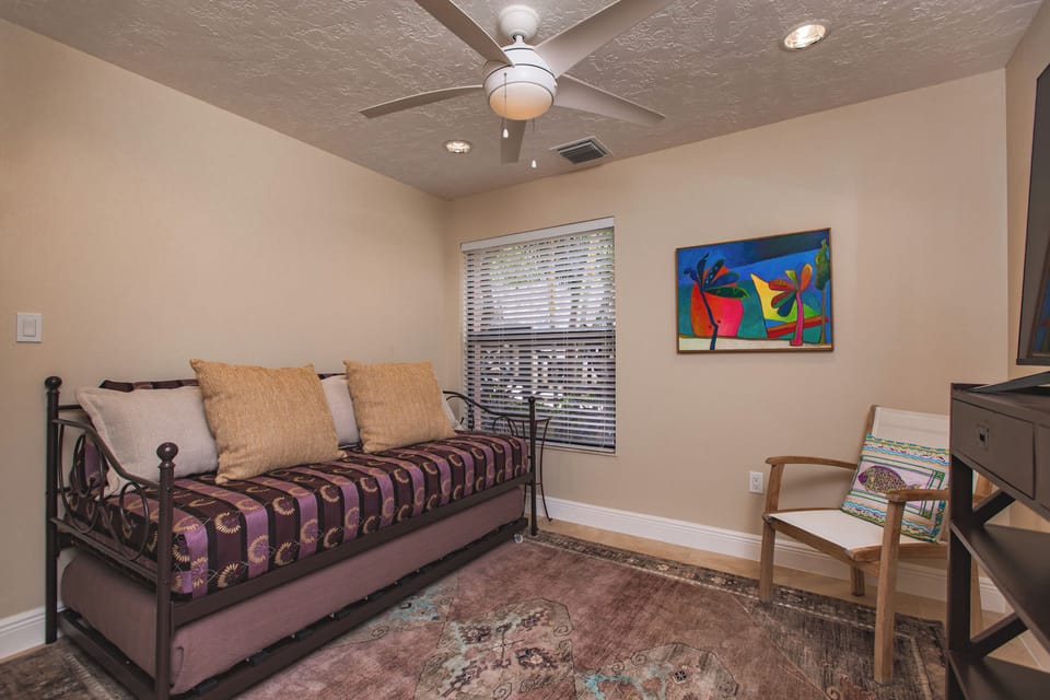 Bonus room with 2 twin trundle bed