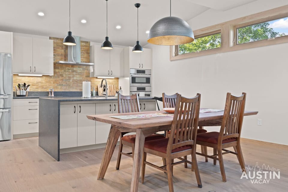 Cook, dine, repeat—this kitchen’s got flow, flavor, and a flair for the dramatic.