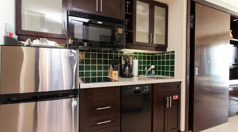 Full-size fridge, microwave, oven, stovetop