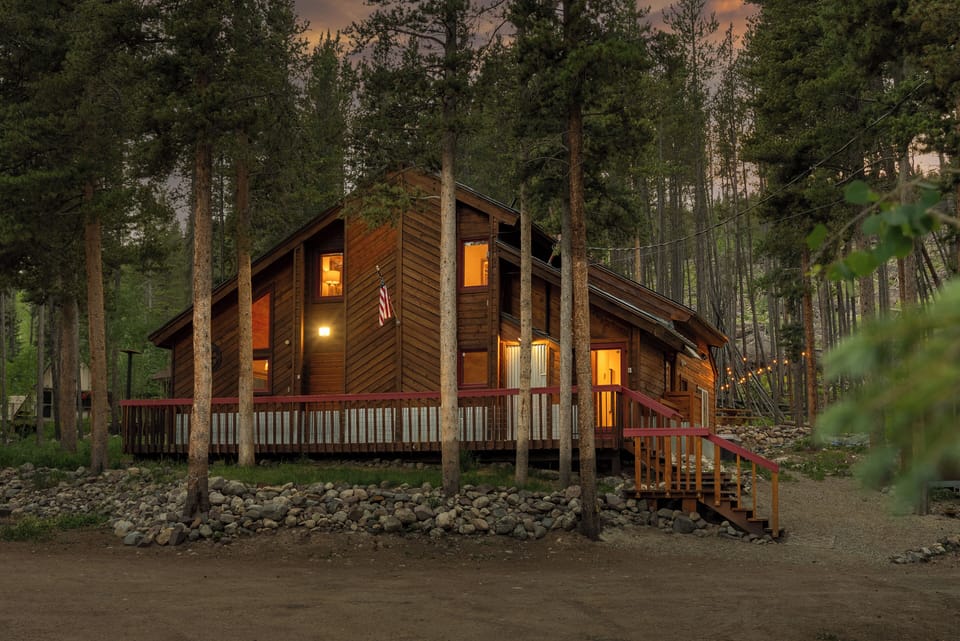 Cozy cabin tucked in the woods with easy access to Breckenridge and skiing 