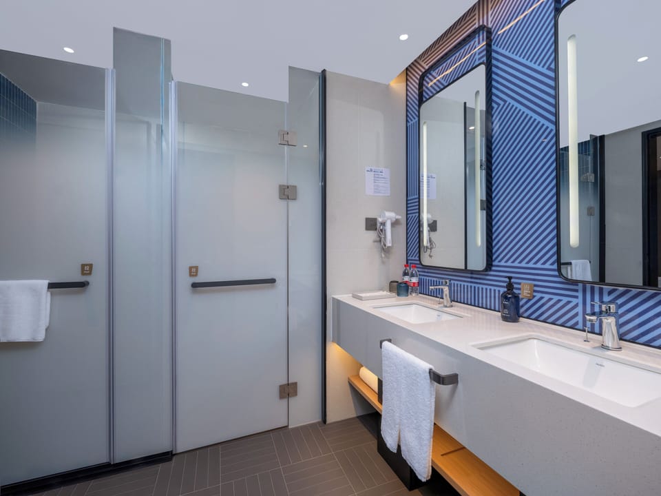 1 Bedroom Suite | Bathroom | Shower, designer toiletries, hair dryer, slippers