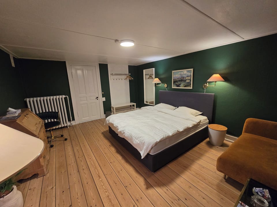 Deluxe Double Room | Bathroom | Shower, rainfall showerhead, towels, toilet paper