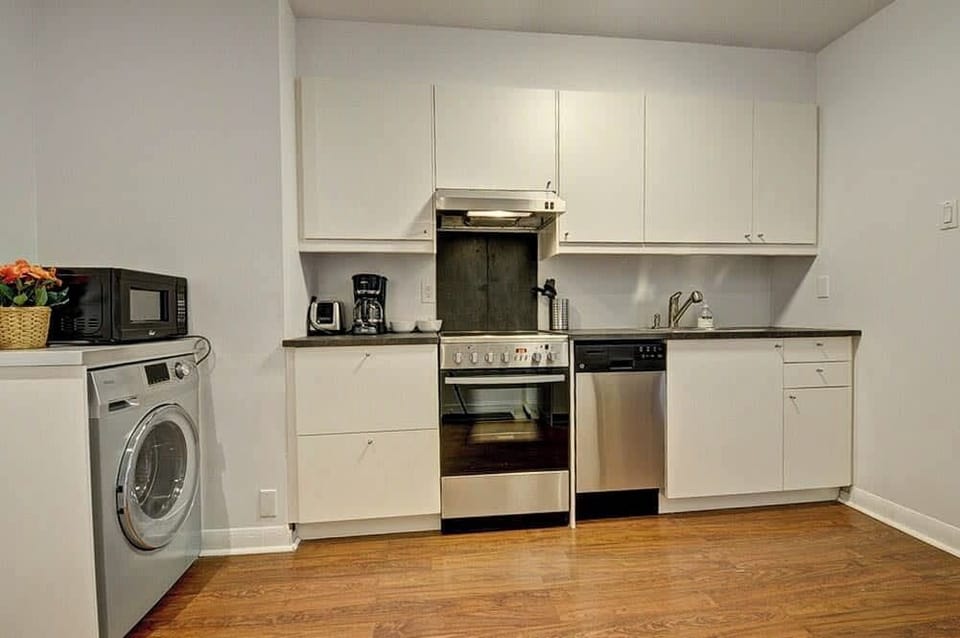 Fully equipped kitchen + washer/dryer