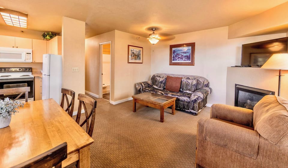 Apartment, 2 Queen Beds, Balcony, Mountain View (Galaxy Way) | Living area