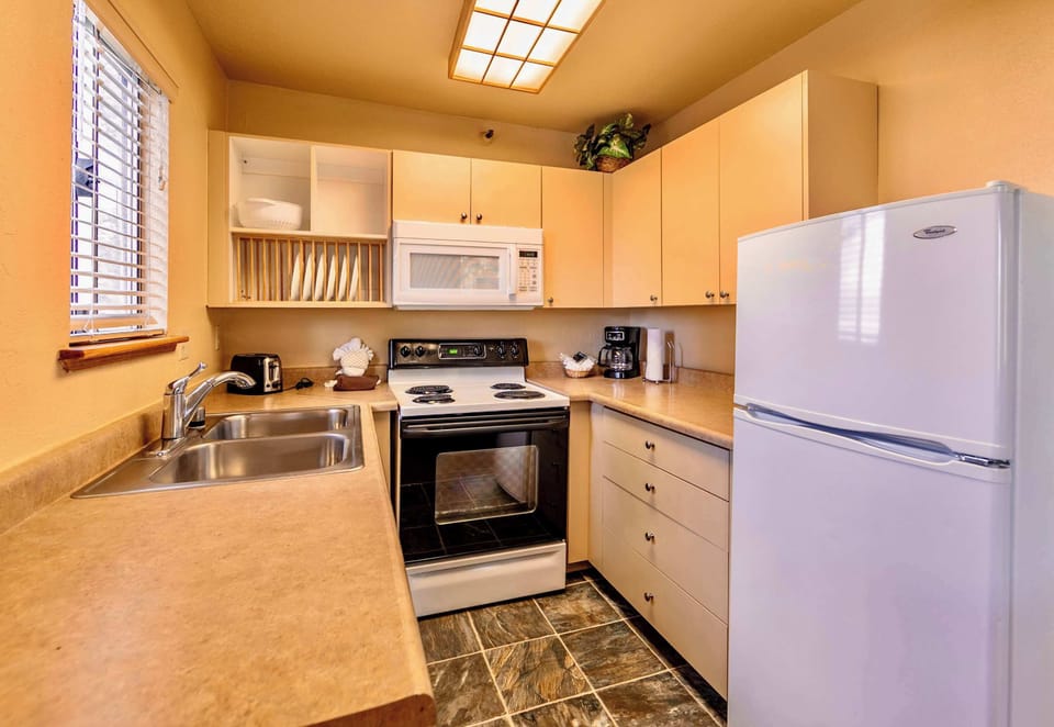 Apartment, 2 Queen Beds, Balcony, Mountain View (Galaxy Way) | Private kitchen