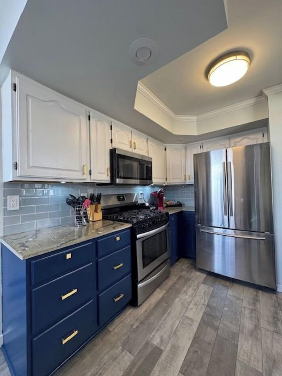 Full Kitchen - Stove, fridge, microwave