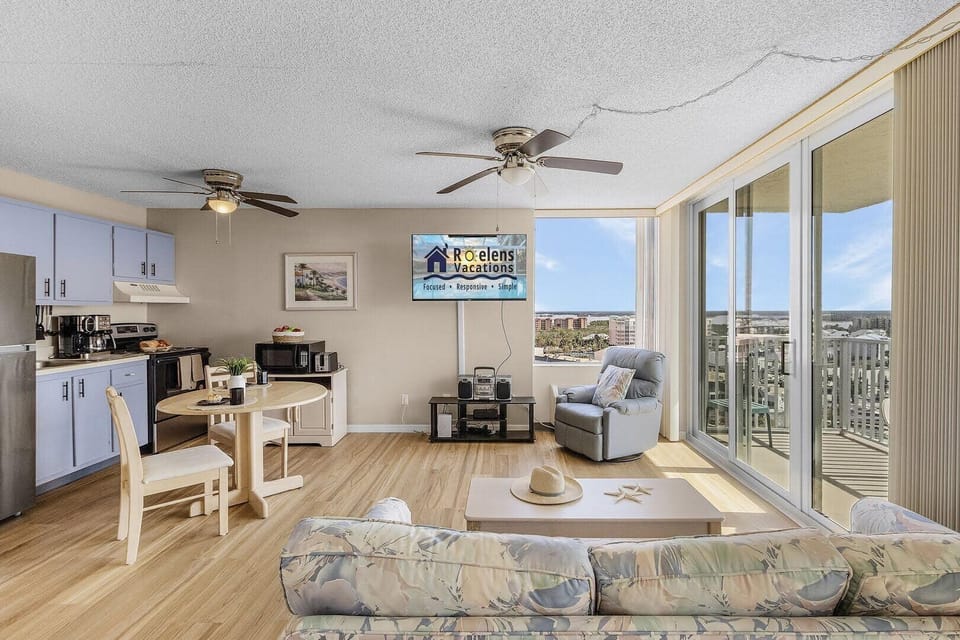Living and kitchen area