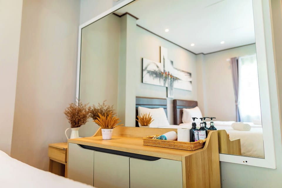 Family Suite | Minibar, in-room safe, WiFi (free), bed sheets