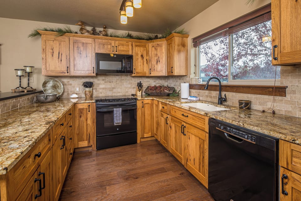 Fully equipped kitchen for all your culinary creations | Main Level