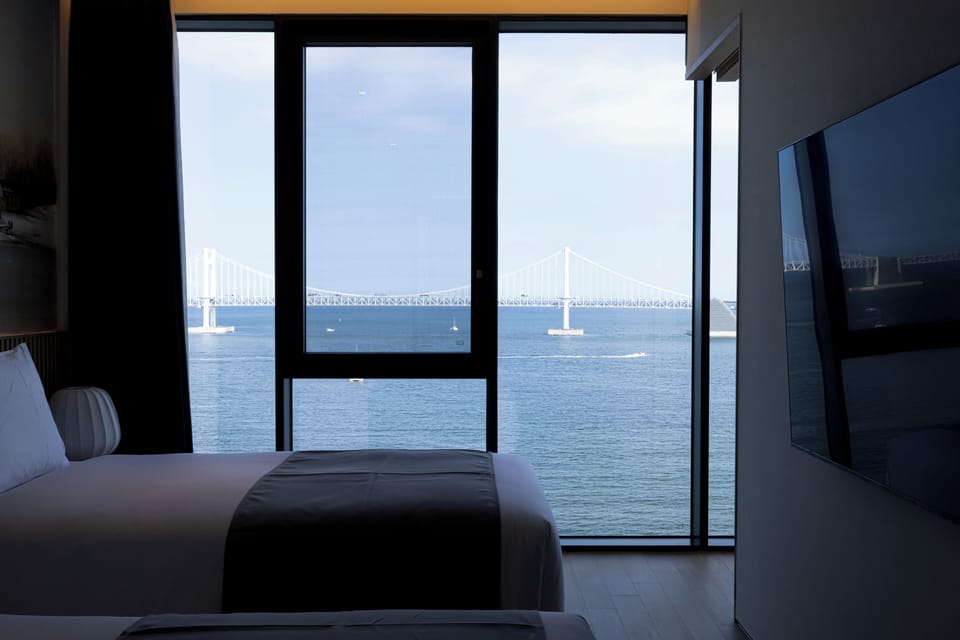 Junior Suite - Front Ocean View | In-room safe, desk, laptop workspace, blackout drapes