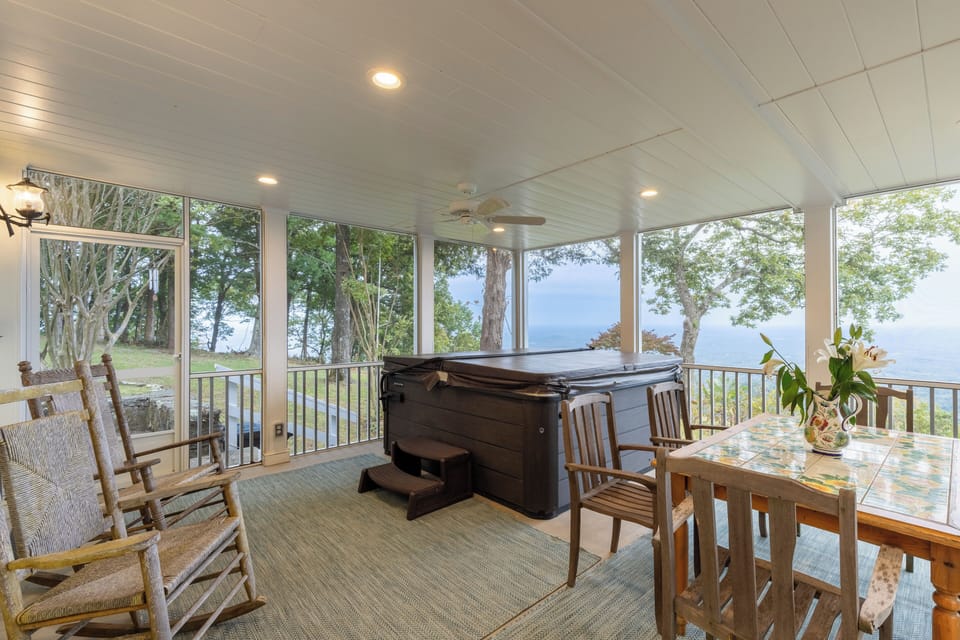 Unwind in the cozy hot tub after a day full of adventure and fun with your loved ones!