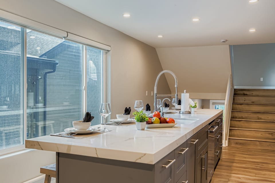 Condo, 3 Bedrooms | Private kitchen | Coffee/tea maker, fridge, oven, electric kettle