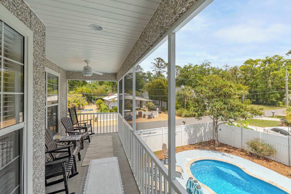 2nd floor balcony that overlooks the pool