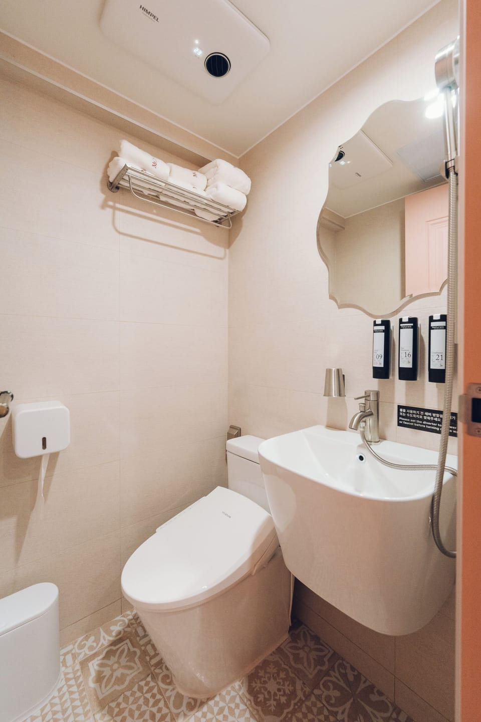Standard Double Room | Bathroom | Shower, hair dryer, slippers, bidet