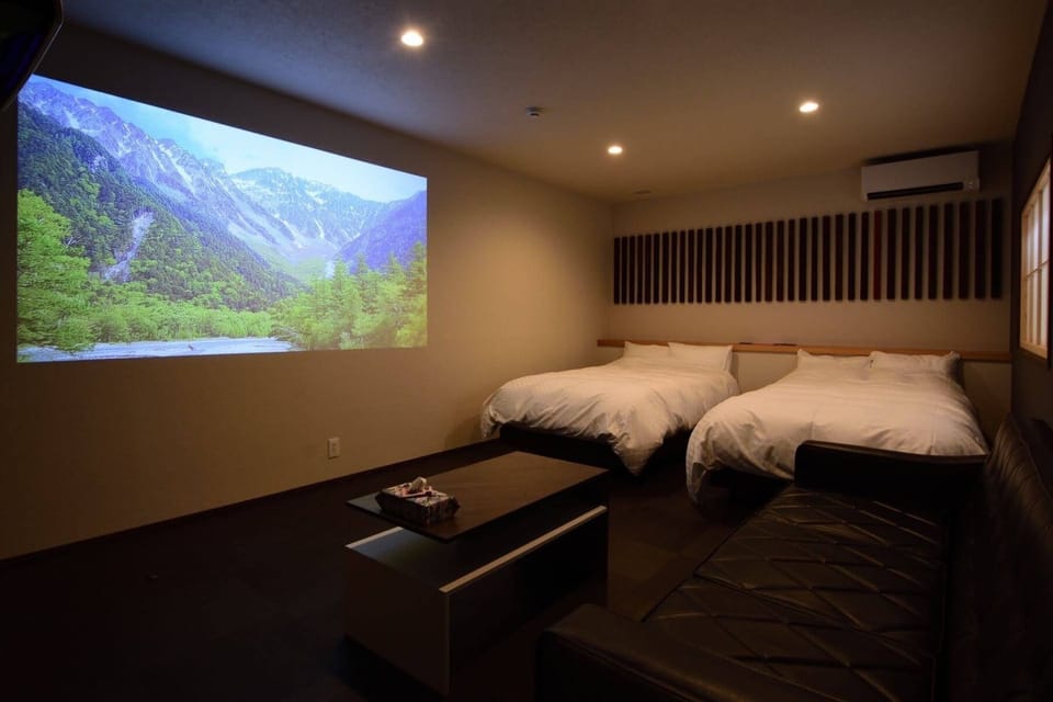 Executive Suite, Mountain View | Individually decorated, free WiFi