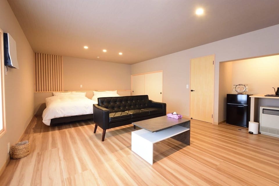 Basic Twin Room, Mountain View | Individually decorated, free WiFi