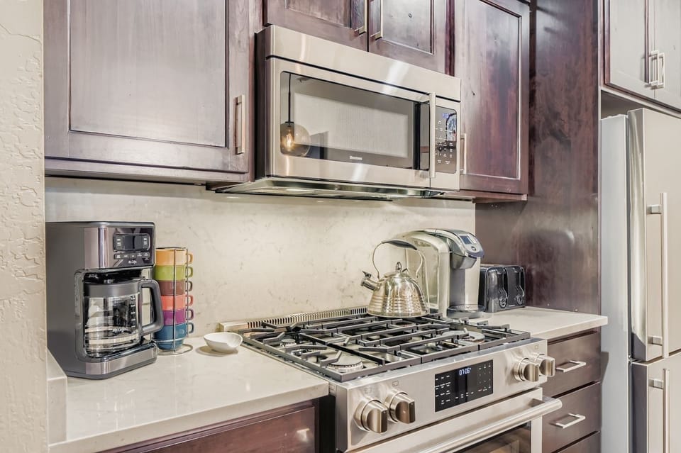 Condo, 3 Bedrooms | Private kitchen | Fridge, oven, coffee/tea maker, electric kettle
