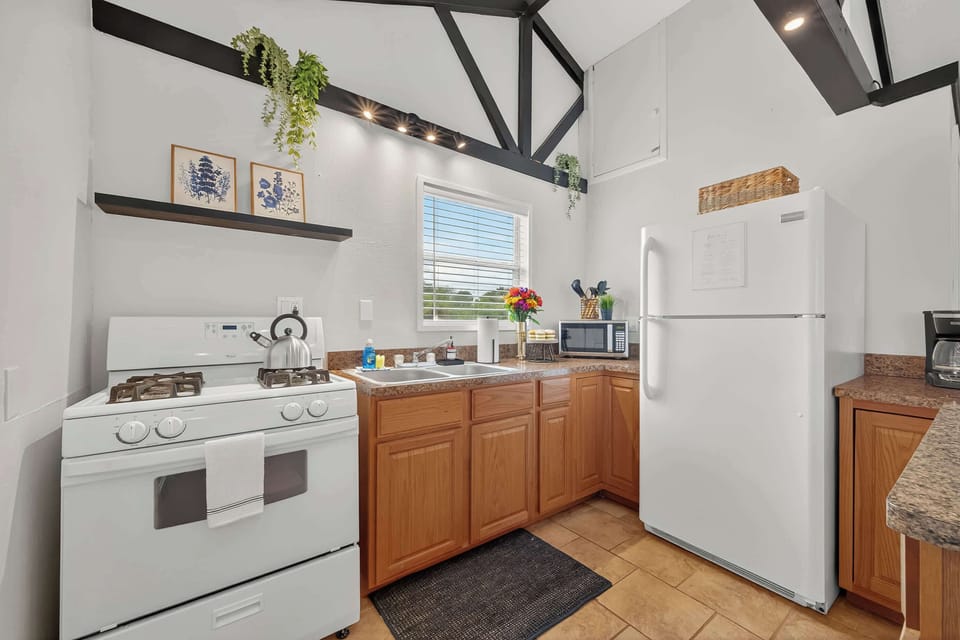 Private Detached Guest House: Kitchen Space: Bright and airy with modern appliances, perfect for whipping up coastal delights!