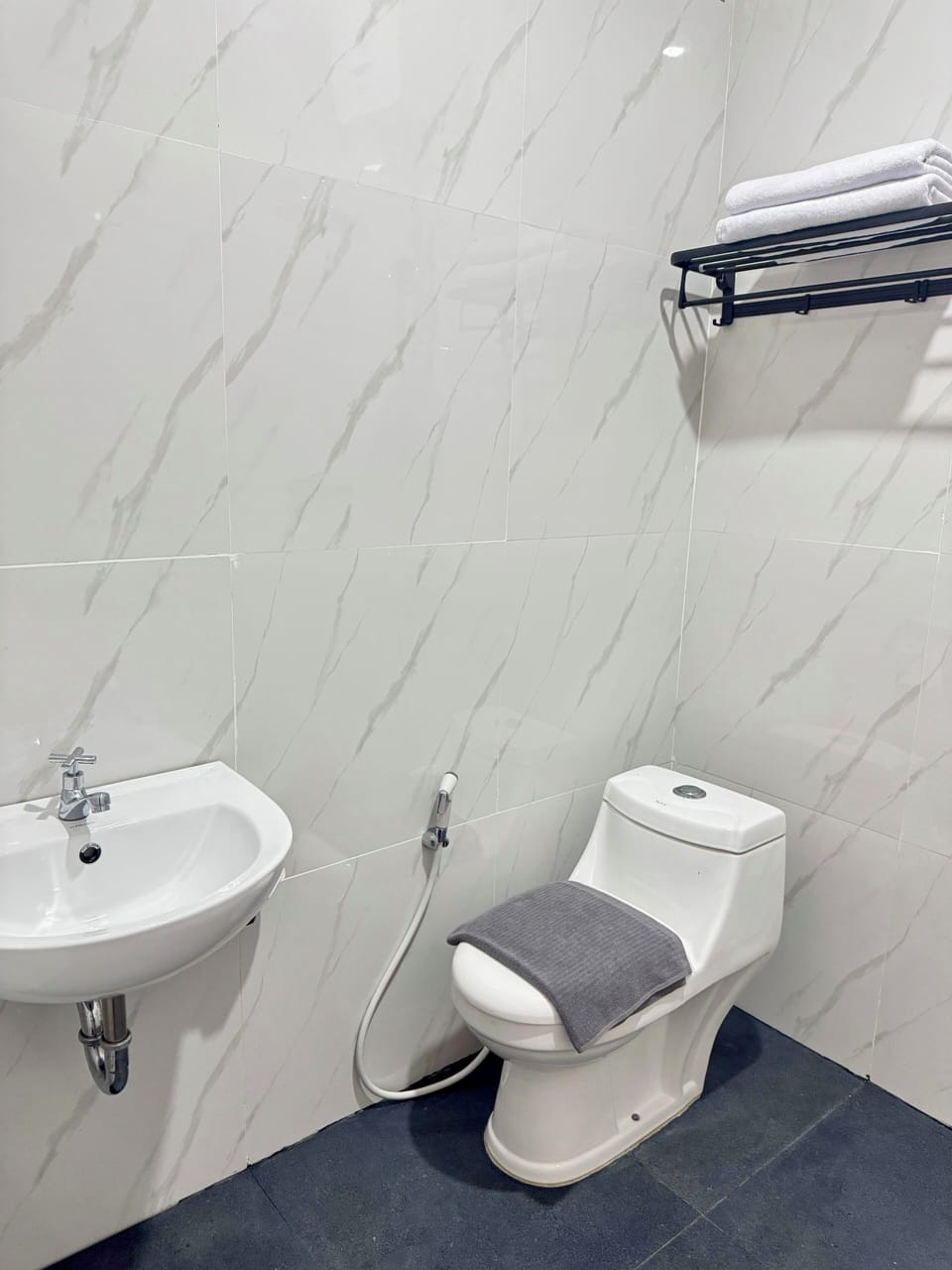 Deluxe Single Room, Balcony, Beach View | Bathroom | Shower, free toiletries, bidet, towels